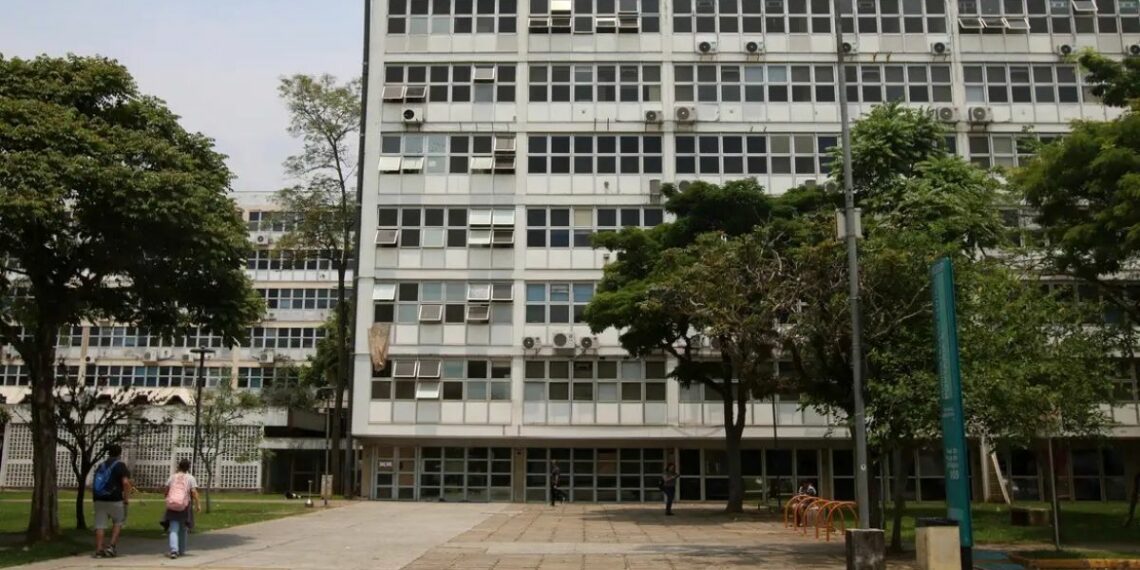 Servidores da USP encerram greve após acordo sobre gratificações. Estudantes continuam paralisação por melhorias em bolsas e moradia.