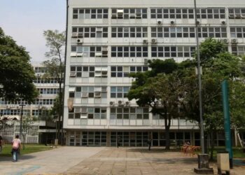 Servidores da USP encerram greve após acordo sobre gratificações. Estudantes continuam paralisação por melhorias em bolsas e moradia.