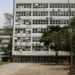 Servidores da USP encerram greve após acordo sobre gratificações. Estudantes continuam paralisação por melhorias em bolsas e moradia.