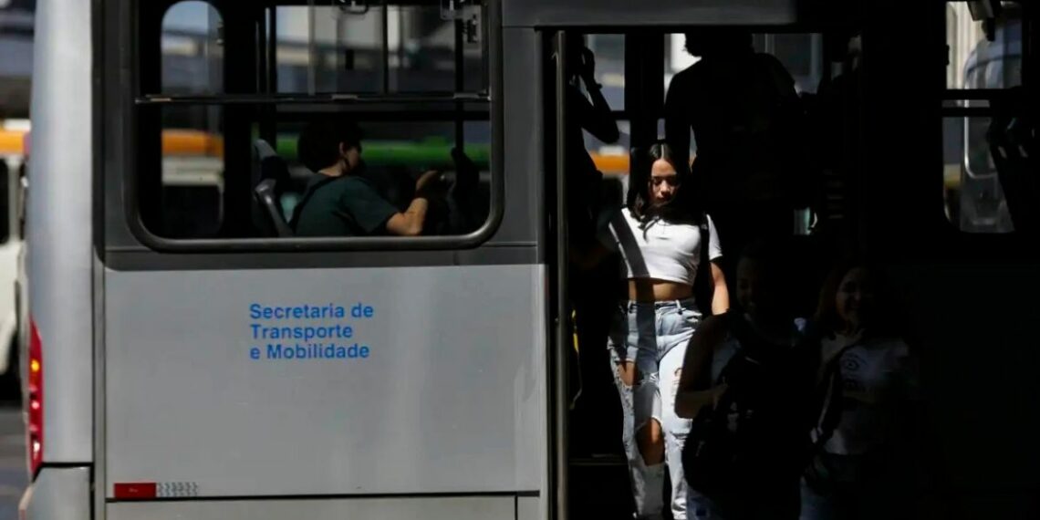 Rio de Janeiro sanciona lei que cria política de prevenção ao abuso contra mulheres no transporte coletivo, com capacitação de profissionais e canal de denúncias.