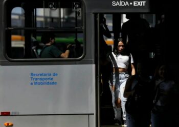 Rio de Janeiro sanciona lei que cria política de prevenção ao abuso contra mulheres no transporte coletivo, com capacitação de profissionais e canal de denúncias.