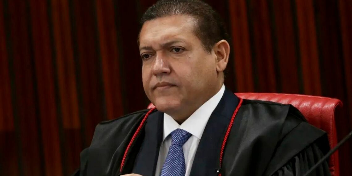 TSE define posse de Nunes Marques como presidente em 12 de maio. Ministro substituirá Cármen Lúcia após dois anos de gestão.