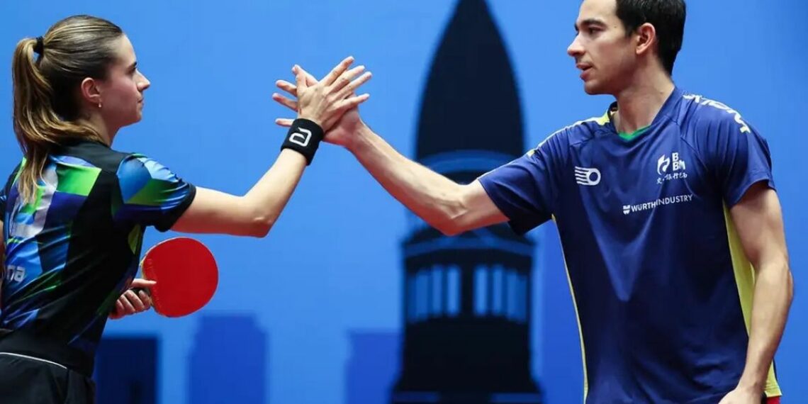 Brasil vence no feminino e masculino na estreia do Mundial de tênis de mesa por equipes, com destaque para Bruna Takahashi e Hugo Calderano.