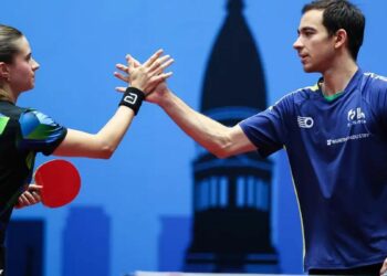 Brasil vence no feminino e masculino na estreia do Mundial de tênis de mesa por equipes, com destaque para Bruna Takahashi e Hugo Calderano.