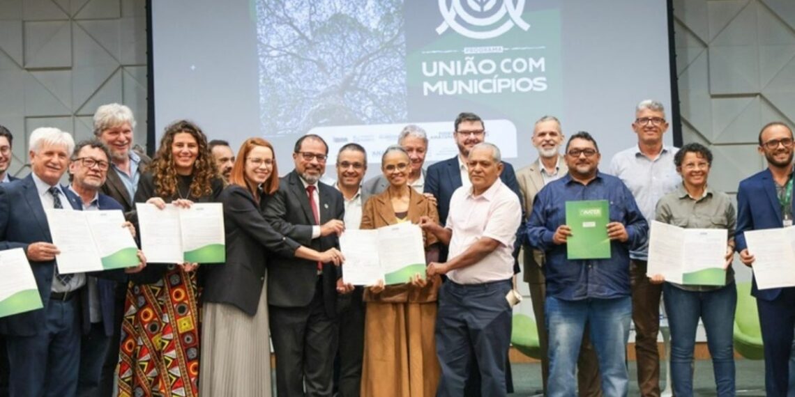 Programa na Amazônia beneficiará 7,3 mil famílias com regularização fundiária e assistência técnica. Investimento inicial é de R$ 131,9 milhões com recursos do Fundo Amazônia
