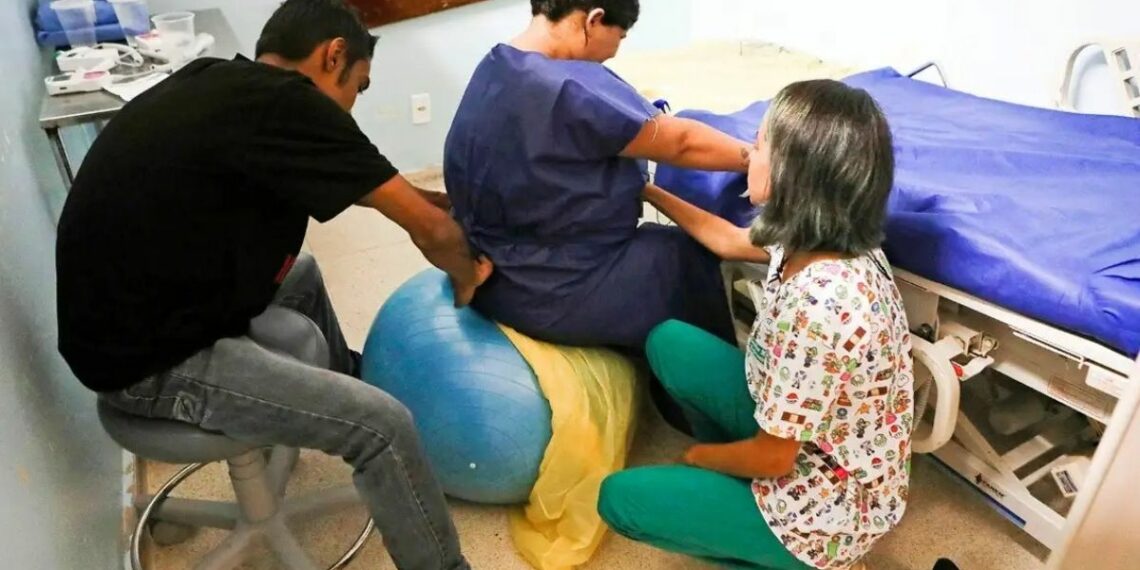 A regulamentação da profissão de doula no Brasil garante reconhecimento nacional, define atribuições e amplia a integração dessas profissionais ao SUS, fortalecendo o cuidado humanizado às gestantes.
