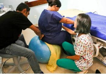 A regulamentação da profissão de doula no Brasil garante reconhecimento nacional, define atribuições e amplia a integração dessas profissionais ao SUS, fortalecendo o cuidado humanizado às gestantes.