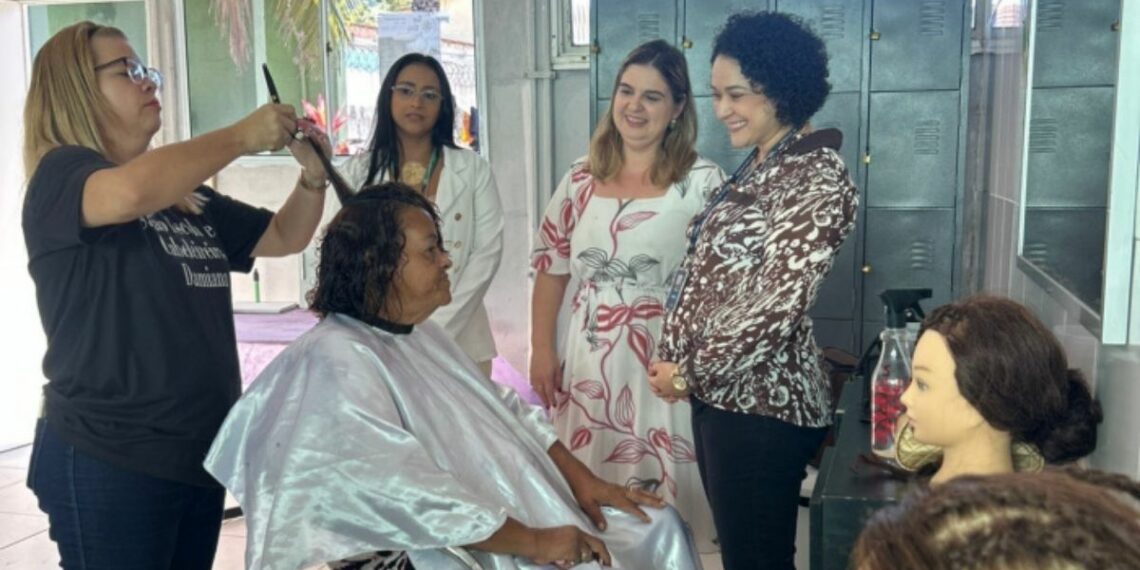 Centro Pop de Mário Cypreste inaugura o primeiro salão de beleza municipal do Brasil voltado a pessoas em situação de rua, incentivando autoestima e qualificação profissional.