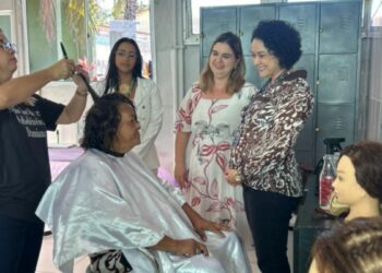 Centro Pop de Mário Cypreste inaugura o primeiro salão de beleza municipal do Brasil voltado a pessoas em situação de rua, incentivando autoestima e qualificação profissional.