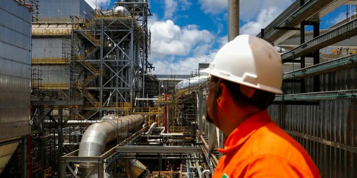 Petrobras devolverá valores pagos a mais em leilão de GLP realizado em 31 de março, após preços atingirem até 100% acima do PPI. Medida ocorre após fiscalização da ANP e repercussão no governo federal.