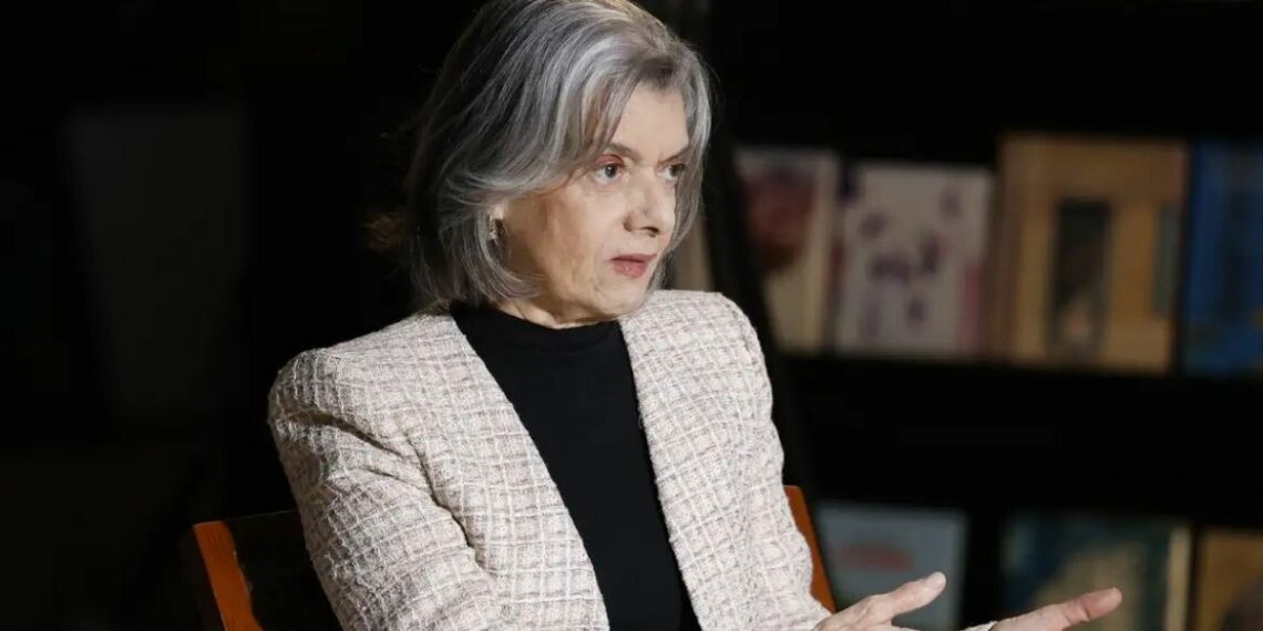 A ministra do STF Cármen Lúcia relatou ofensas machistas e ameaças, afirmando que familiares a aconselham a deixar o cargo. Declaração foi feita em evento do Instituto FHC, em São Paulo.