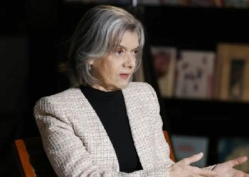 A ministra do STF Cármen Lúcia relatou ofensas machistas e ameaças, afirmando que familiares a aconselham a deixar o cargo. Declaração foi feita em evento do Instituto FHC, em São Paulo.