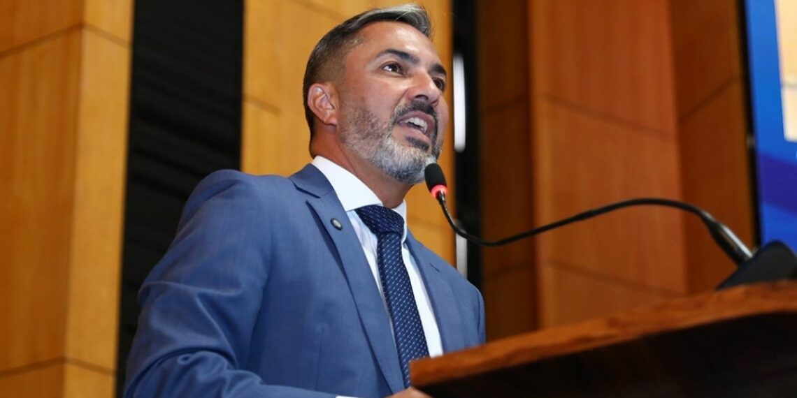 Deputado Tyago Hoffmann volta à Ales após deixar a Secretaria de Saúde do ES. Mudança ocorre com transição no governo estadual.