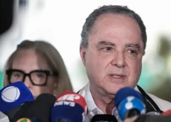 O presidente Lula passou por cirurgia para retirada de lesão no couro cabeludo em São Paulo. Procedimento foi simples e não afeta agenda oficial.