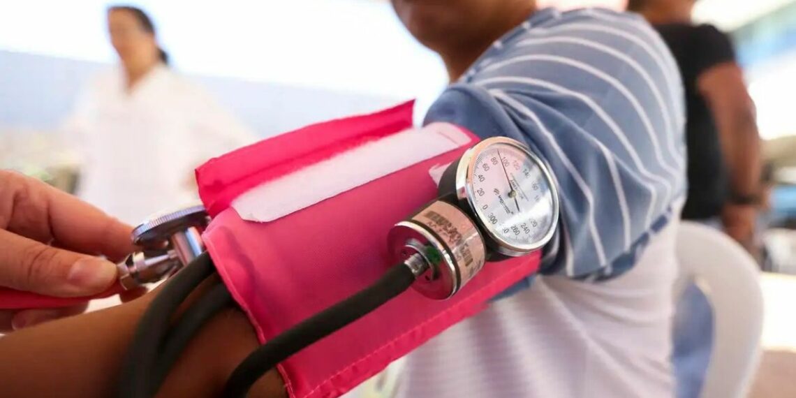 Celebrado em 26 de abril, o Dia Nacional de Prevenção e Combate à Hipertensão chama atenção para riscos da pressão alta, que cresce entre jovens e exige mudança de hábitos.
