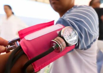 Celebrado em 26 de abril, o Dia Nacional de Prevenção e Combate à Hipertensão chama atenção para riscos da pressão alta, que cresce entre jovens e exige mudança de hábitos.