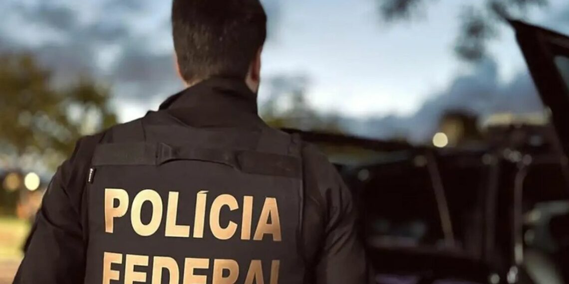 Polícia Federal prende suspeito de aliciar crianças para produção e compartilhamento de material ilegal no ES; investigação inclui apreensão de dispositivos eletrônicos.