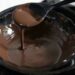 Em Tefé (AM), mulheres produzem chocolate artesanal a partir de cacau orgânico, unindo tradição familiar e apoio científico para gerar renda sustentável na região.