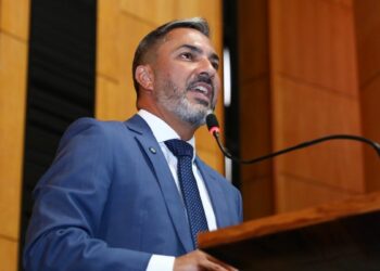 Deputado Tyago Hoffmann volta à Ales após deixar a Secretaria de Saúde do ES. Mudança ocorre com transição no governo estadual.