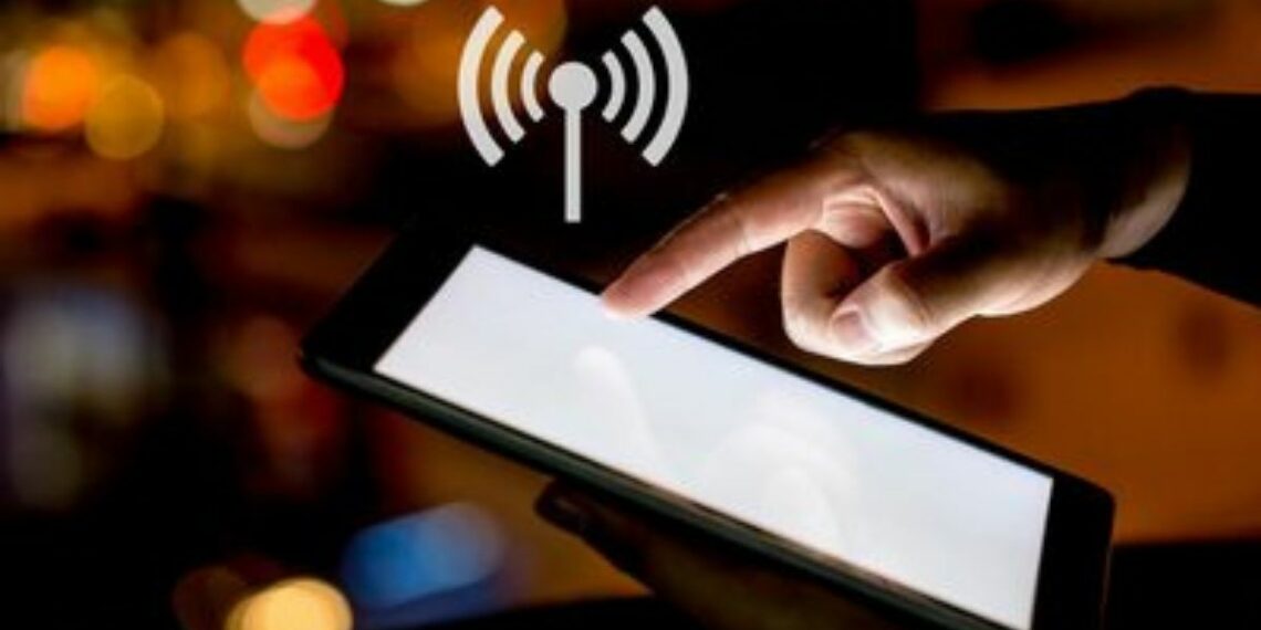 Anatel firma acordo com Confea e Finatel para ampliar cobertura de celular em áreas remotas, com capacitação técnica e uso de sandbox regulatório.