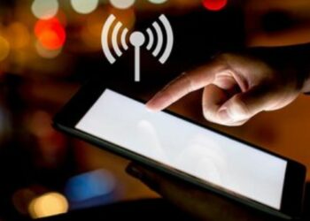 Anatel firma acordo com Confea e Finatel para ampliar cobertura de celular em áreas remotas, com capacitação técnica e uso de sandbox regulatório.