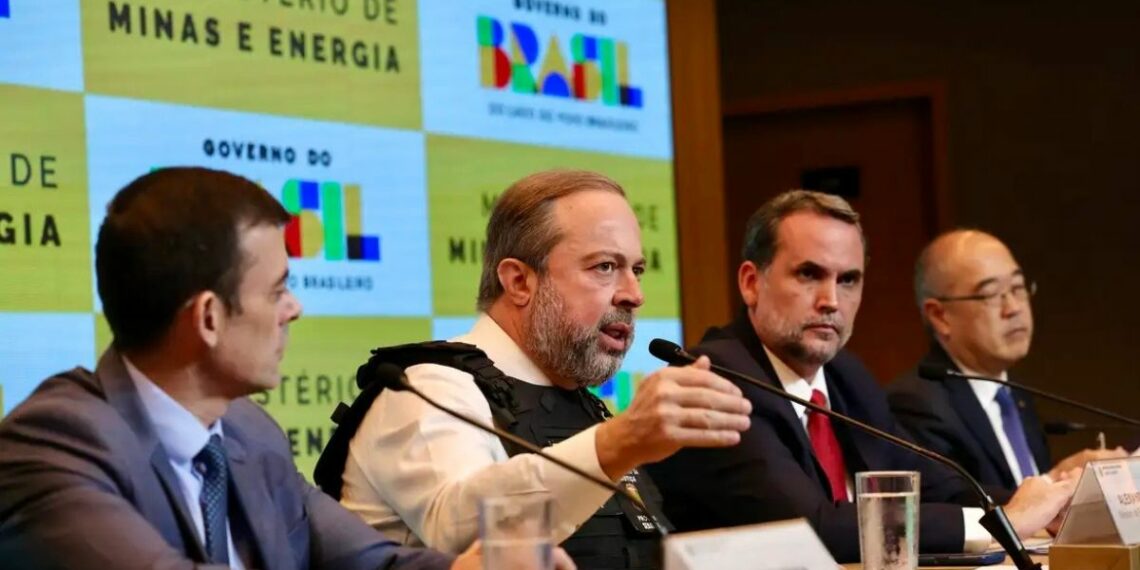 Governo federal anuncia três decretos para conter a alta dos combustíveis, com subsídios ao diesel e ao GLP e maior fiscalização das distribuidoras para evitar aumentos abusivos.