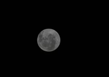 Nasa divulga imagem inédita da Lua feita por astronautas da missão Artemis 2, destacando avanço histórico na exploração espacial.
