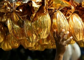 Cesta de Páscoa fica 5,73% mais barata em 2026, segundo FGV, mas chocolates sobem 16,7% e seguem pressionando o bolso.