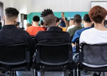 Censo da Educação Superior 2024 aponta que estudantes cotistas apresentam maior taxa de conclusão nas universidades federais. Dados reforçam a eficácia das políticas de inclusão no ensino superior brasileiro.