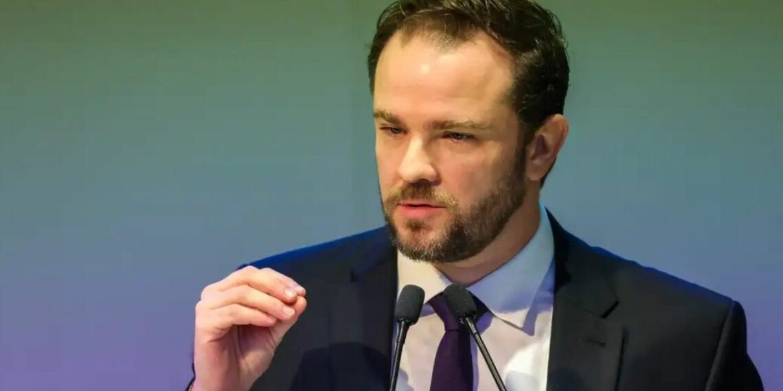 Novo ministro da Fazenda, Dario Durigan, enfrenta desafios fiscais, pressão por gastos e busca recuperar credibilidade da política econômica em 2026.