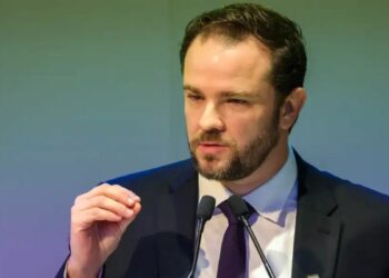  Novo ministro da Fazenda, Dario Durigan, enfrenta desafios fiscais, pressão por gastos e busca recuperar credibilidade da política econômica em 2026.