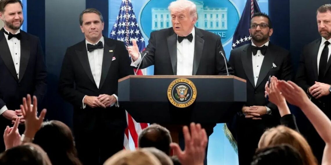 Autoridades dos EUA identificam suspeito de ataque a Donald Trump em Washington. Homem será acusado de tentativa de homicídio e outros crimes federais.