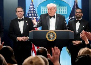 Autoridades dos EUA identificam suspeito de ataque a Donald Trump em Washington. Homem será acusado de tentativa de homicídio e outros crimes federais.