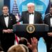 Autoridades dos EUA identificam suspeito de ataque a Donald Trump em Washington. Homem será acusado de tentativa de homicídio e outros crimes federais.