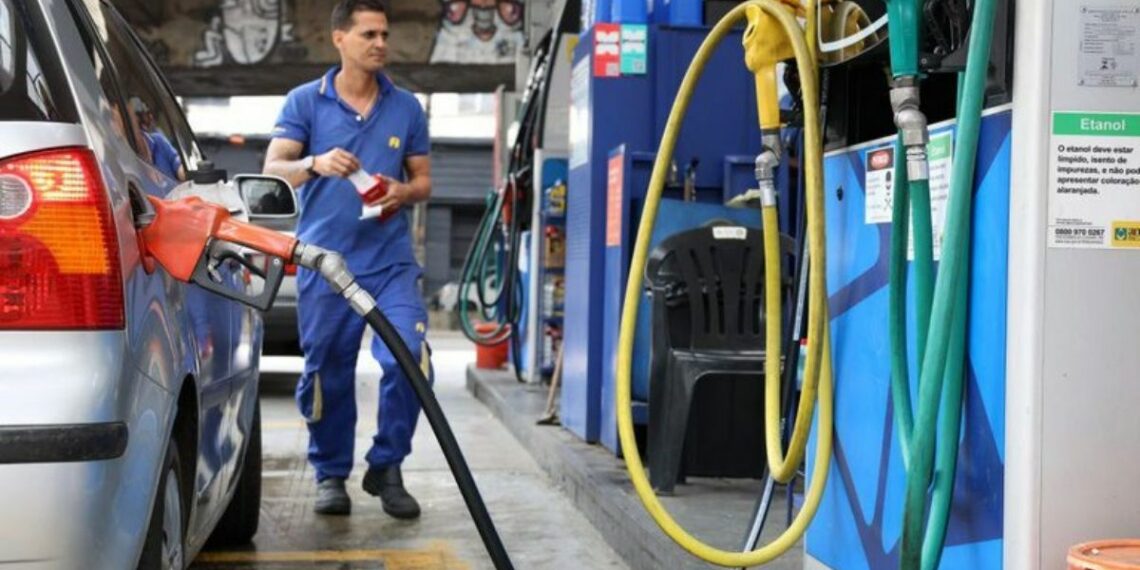 Mais de 5 mil postos são fiscalizados no Brasil contra aumento abusivo de combustíveis; multas podem chegar a R$ 500 milhões.