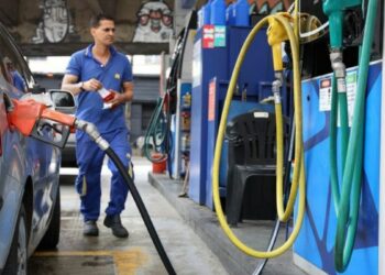 Mais de 5 mil postos são fiscalizados no Brasil contra aumento abusivo de combustíveis; multas podem chegar a R$ 500 milhões.