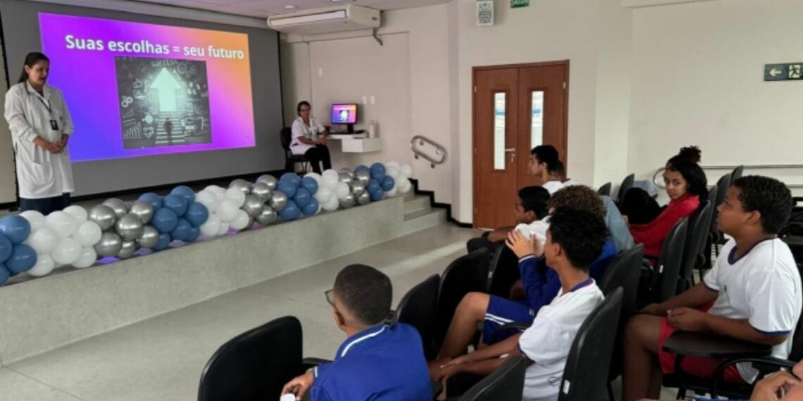 Estudantes da rede municipal de Vitória participam de atividades do Programa Saúde na Escola, com orientações sobre saúde mental, atividade física e prevenção à violência e ao uso de drogas.