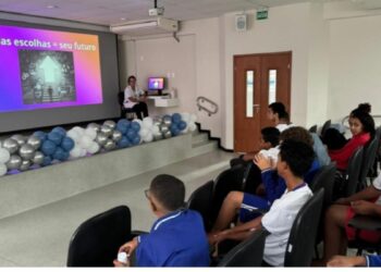 Estudantes da rede municipal de Vitória participam de atividades do Programa Saúde na Escola, com orientações sobre saúde mental, atividade física e prevenção à violência e ao uso de drogas.