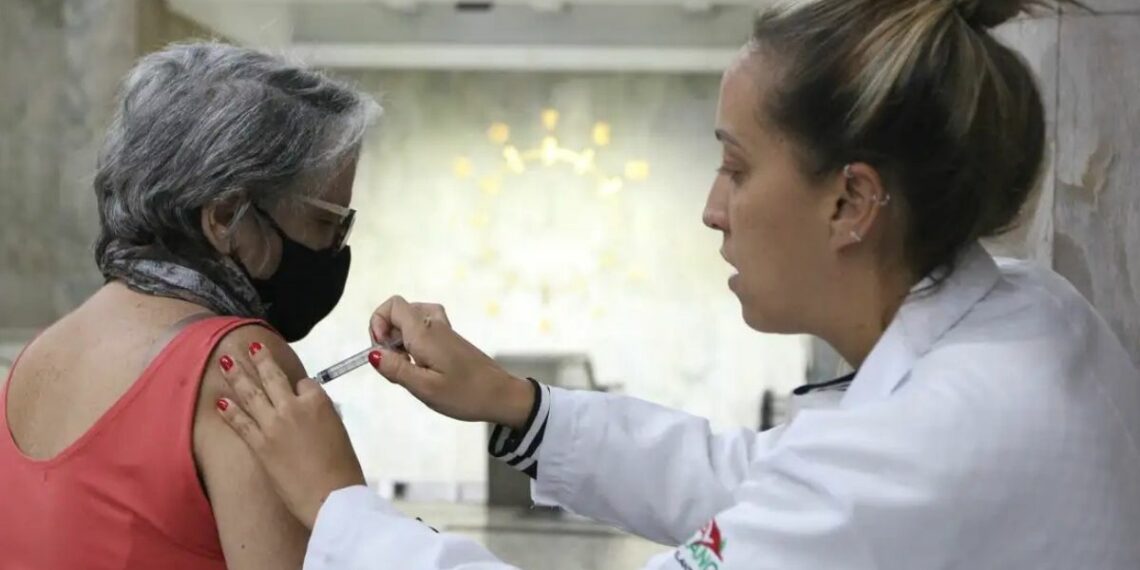 Butantan abre vagas para idosos participarem de estudo de nova vacina contra gripe. Pesquisa ocorre em 15 municípios brasileiros.