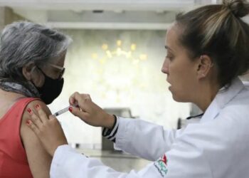 Butantan abre vagas para idosos participarem de estudo de nova vacina contra gripe. Pesquisa ocorre em 15 municípios brasileiros.