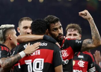 Flamengo vence o Santos de virada por 3 a 1 no Maracanã, chega a 17 pontos e encosta no G4 do Brasileirão. Confira os destaques da rodada.