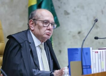 Gilmar Mendes critica relatório da CPI do Crime Organizado que propõe o indiciamento de ministros do STF e do procurador-geral, afirmando não haver base legal para a medida.