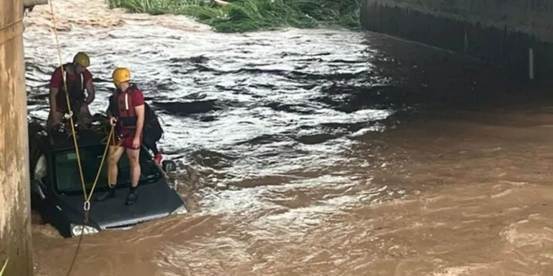 Corpo de mulher desaparecida após cair com carro em ribeirão é encontrado em Piracicaba; chuvas já causaram 23 mortes em São Paulo.