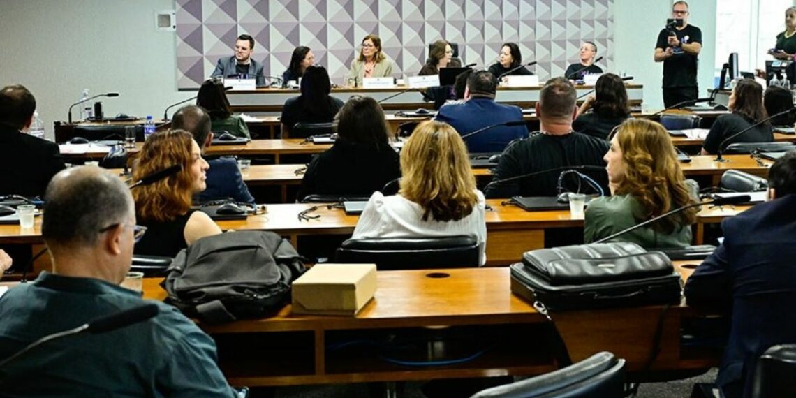 Audiência no Senado discute inclusão do burosumabe no SUS para adultos com XLH, destacando impacto na qualidade de vida e custos sociais da doença rara.