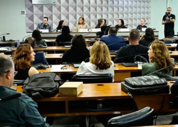 Audiência no Senado discute inclusão do burosumabe no SUS para adultos com XLH, destacando impacto na qualidade de vida e custos sociais da doença rara.