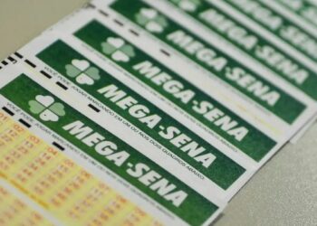 Mega-Sena acumula e prêmio principal sobe para R$ 115 milhões após ninguém acertar as seis dezenas do concurso 3.000. Veja os números sorteados.