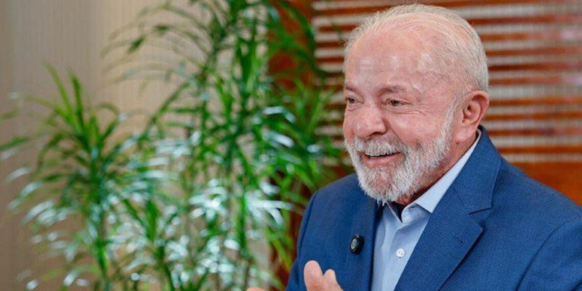 Lula afirma que distribuição de renda impulsionou economia, reduziu pobreza e tirou o Brasil do Mapa da Fome, além de melhorar emprego e renda.