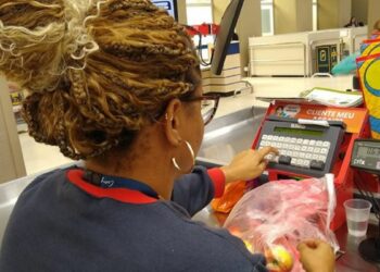 Brasil bate recorde de rendimento médio dos trabalhadores e amplia número de empregos com carteira assinada, aponta PNAD Contínua do IBGE divulgada nesta quinta-feira.