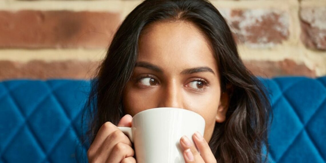 Estudo com 120 mil adultos mostra que café e chá podem reduzir o risco de demência, enquanto bebidas açucaradas aumentam as chances da doença.