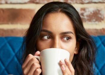 Estudo com 120 mil adultos mostra que café e chá podem reduzir o risco de demência, enquanto bebidas açucaradas aumentam as chances da doença.